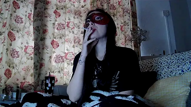 Snapshot of LexiSnowUK chatting on 12/19/25, 10:06 LexiSnowUK online show from 12/19/25, 10:06