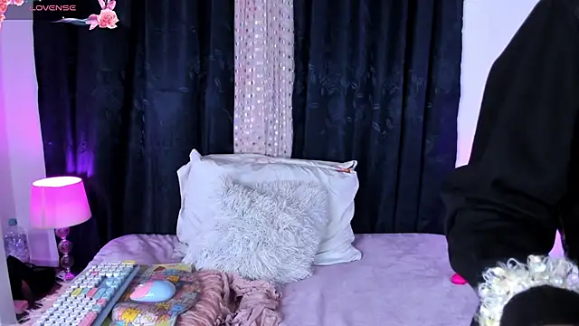  jade white  online show from 03/18/25, 12:28