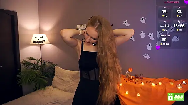 EsmaCarll online show from 10/30/25, 08:28