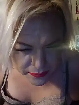 Snapshot of HoneyBdaQueen chatting on 09/21/25, 06:18 HoneyBdaQueen online show from 09/21/25, 06:18