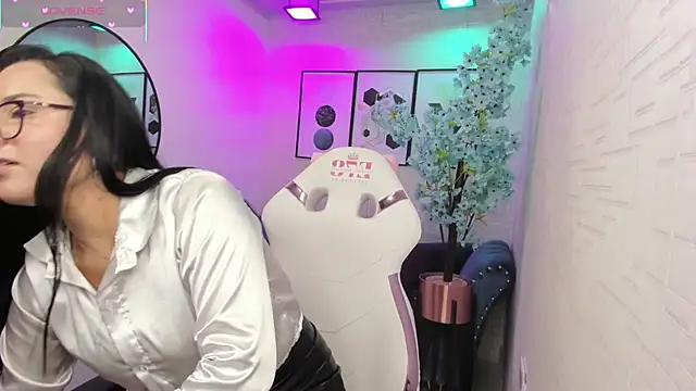 Tiara rr online show from 03/12/26, 03:45