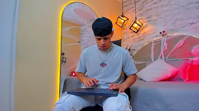 Snapshot of Benjamin_More chatting on 10/20/25, 03:45 Benjamin More online show from 10/20/25, 03:45