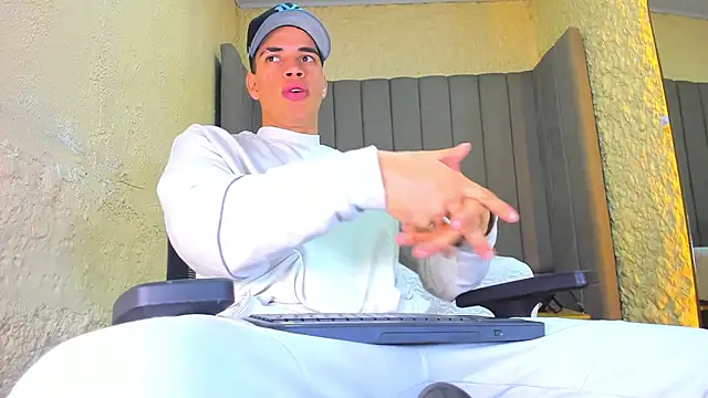 Snapshot of Benjamin_More chatting on 11/16/25, 06:01 Benjamin More online show from 11/16/25, 06:01