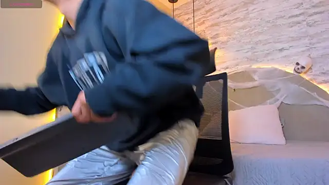 Snapshot of Benjamin_More chatting on 10/17/25, 01:46 Benjamin More online show from 10/17/25, 01:46