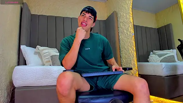 Snapshot of Benjamin_More chatting on 11/11/25, 12:05 Benjamin More online show from 11/11/25, 12:05