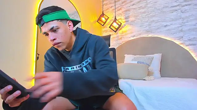 Snapshot of Benjamin_More chatting on 11/14/25, 02:21 Benjamin More online show from 11/14/25, 02:21