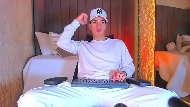 Snapshot of Benjamin_More chatting on 11/29/25, 07:47 Benjamin More online show from 11/29/25, 07:47