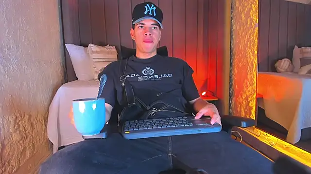 Snapshot of Benjamin_More chatting on 11/28/25, 01:55 Benjamin More online show from 11/28/25, 01:55