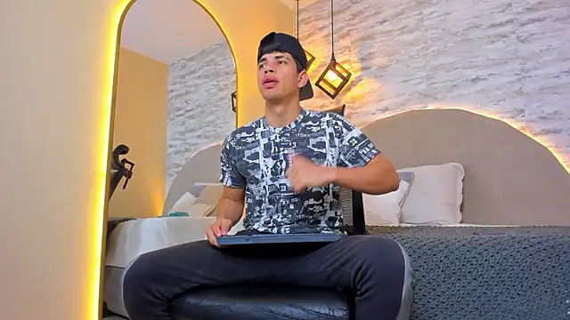 Snapshot of Benjamin_More chatting on 11/06/25, 11:36 Benjamin More online show from 11/06/25, 11:36