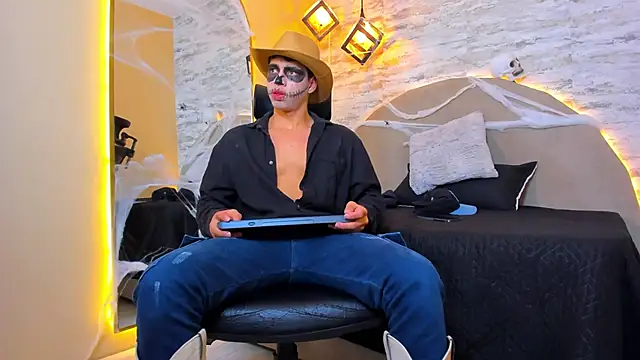 Snapshot of Benjamin_More chatting on 10/31/25, 08:27 Benjamin More online show from 10/31/25, 08:27