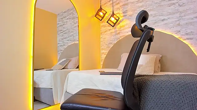 Snapshot of Benjamin_More chatting on 11/04/25, 01:04 Benjamin More online show from 11/04/25, 01:04