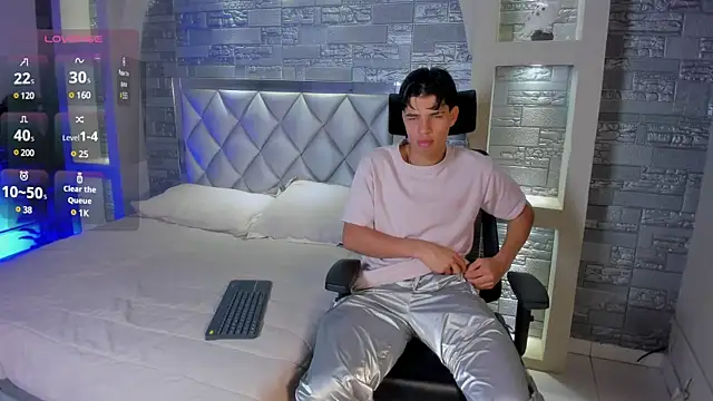 Snapshot of Benjamin_More chatting on 03/21/25, 10:28 Benjamin More online show from 03/21/25, 10:28