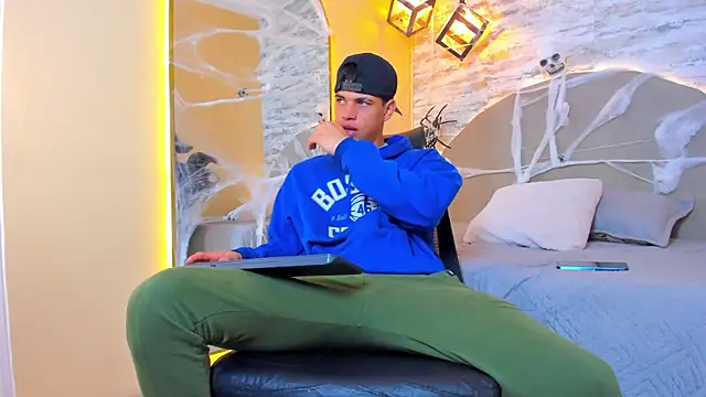 Snapshot of Benjamin_More chatting on 10/21/25, 12:37 Benjamin More online show from 10/21/25, 12:37