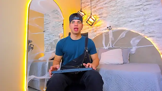 Snapshot of Benjamin_More chatting on 10/25/25, 12:04 Benjamin More online show from 10/25/25, 12:04