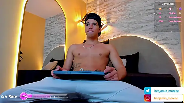 Snapshot of Benjamin_More chatting on 10/08/25, 11:12 Benjamin More online show from 10/08/25, 11:12