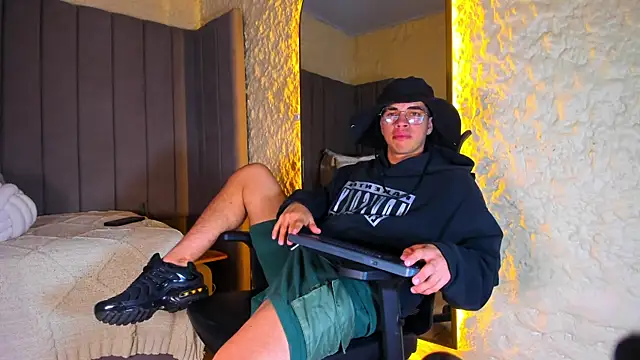 Snapshot of Benjamin_More chatting on 12/18/25, 02:16 Benjamin More online show from 12/18/25, 02:16