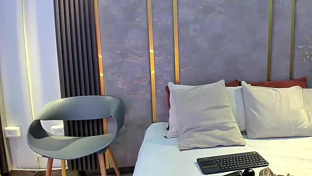 MelanieRoah online show from 11/29/25, 08:09