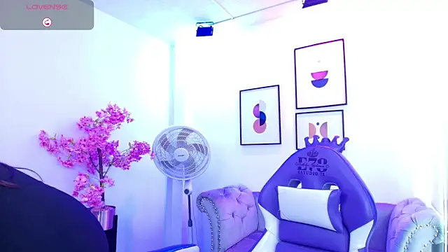 Snapshot of Ema_louis_ chatting on 06/10/26, 07:37 Ema louis online show from 06/10/26, 07:37