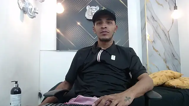 Snapshot of JordanAndAndrew chatting on 01/05/26, 10:35 JordanAndAndrew online show from 01/05/26, 10:35