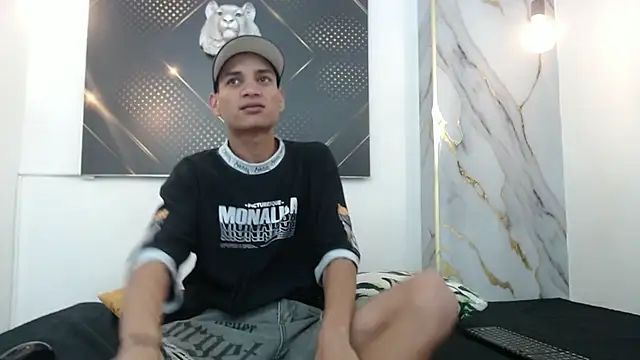 Snapshot of JordanAndAndrew chatting on 01/14/26, 08:23 JordanAndAndrew online show from 01/14/26, 08:23