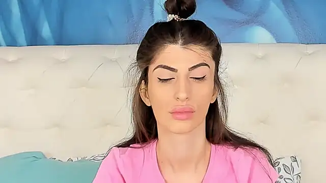 SkinnyDolly online show from 11/11/25, 03:12