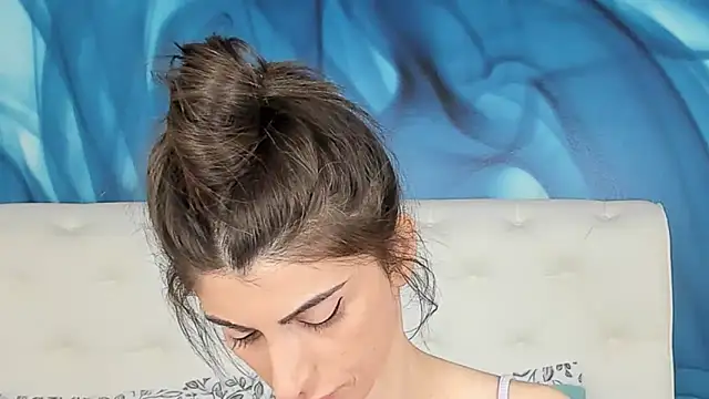 SkinnyDolly online show from 10/31/25, 03:14