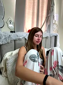 emma05 online show from 10/29/25, 06:34