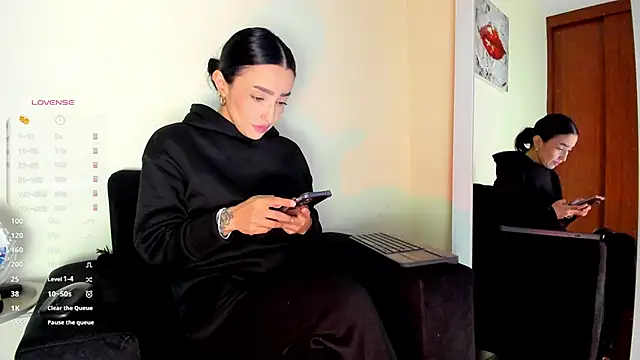 victoria  lace  online show from 12/03/25, 10:53