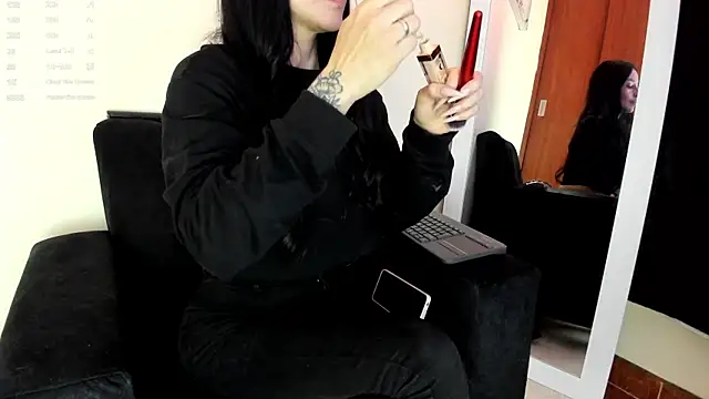 Snapshot of victoria__lace_ chatting on 02/20/25, 01:03 victoria lace online show from 02/20/25, 01:03