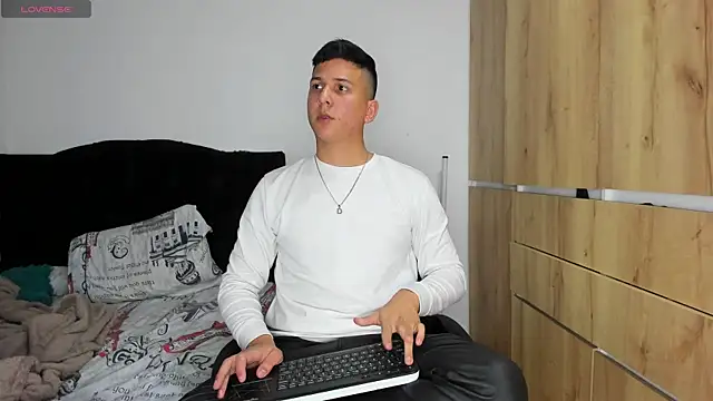 ANDREZALVAREZ online show from 12/14/25, 05:24