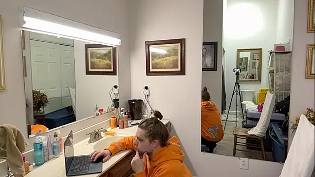 Snapshot of DaddydayDrinkzz chatting on 02/15/25, 04:25 DaddydayDrinkzz online show from 02/15/25, 04:25