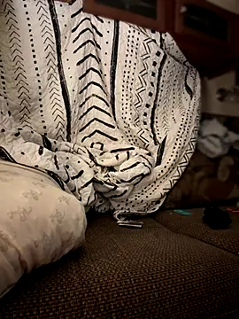 Snapshot of devinshd chatting on 10/31/25, 03:25 devinshd online show from 10/31/25, 03:25