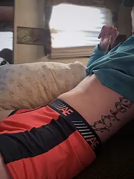 Snapshot of devinshd chatting on 10/31/25, 09:43 devinshd online show from 10/31/25, 09:43