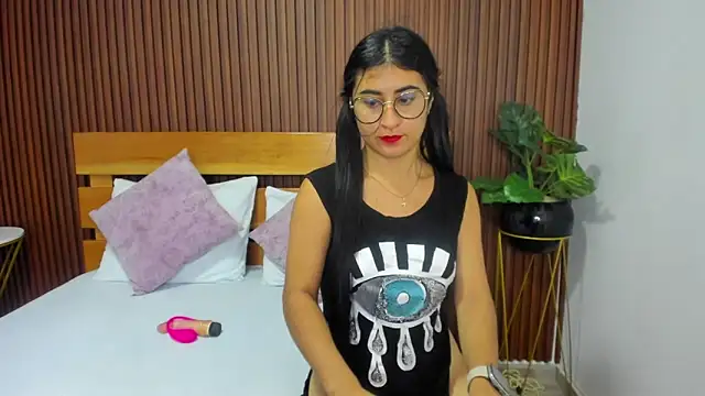 Snapshot of evelin_leroy chatting on 03/12/25, 03:07 evelin leroy online show from 03/12/25, 03:07