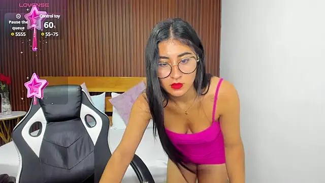 Snapshot of evelin_leroy chatting on 03/05/25, 12:11 evelin leroy online show from 03/05/25, 12:11