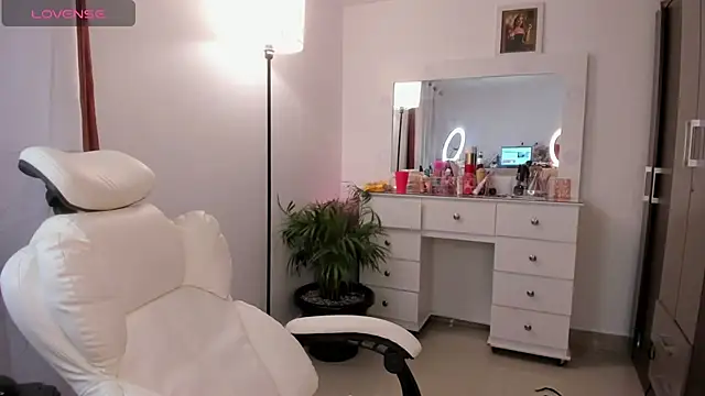 Snapshot of Niicoleta chatting on 12/13/25, 08:04 Niicoleta online show from 12/13/25, 08:04