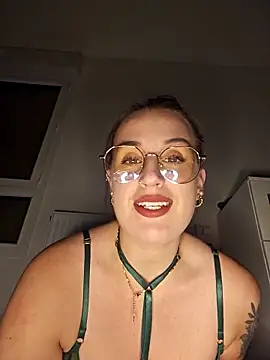 lindsay 33off online show from 11/11/25, 09:09