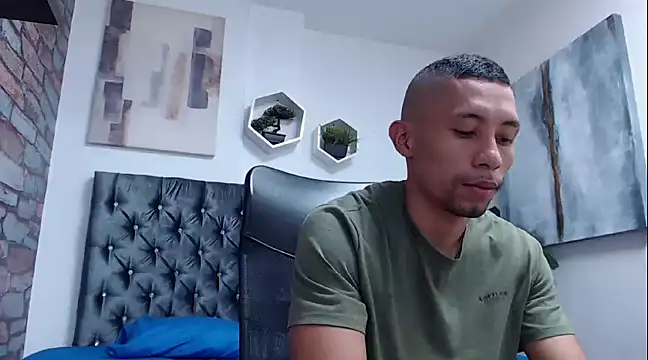 Snapshot of richar_voller chatting on 12/14/24, 12:33 richar voller online show from 12/14/24, 12:33