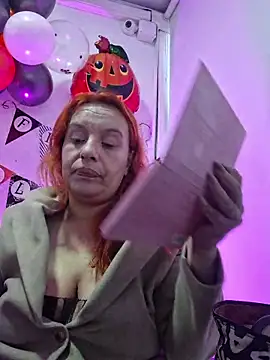 Snapshot of RoxieJackson chatting on 10/23/25, 11:42 RoxieJackson online show from 10/23/25, 11:42