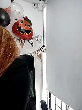 Snapshot of RoxieJackson chatting on 10/21/25, 12:59 RoxieJackson online show from 10/21/25, 12:59