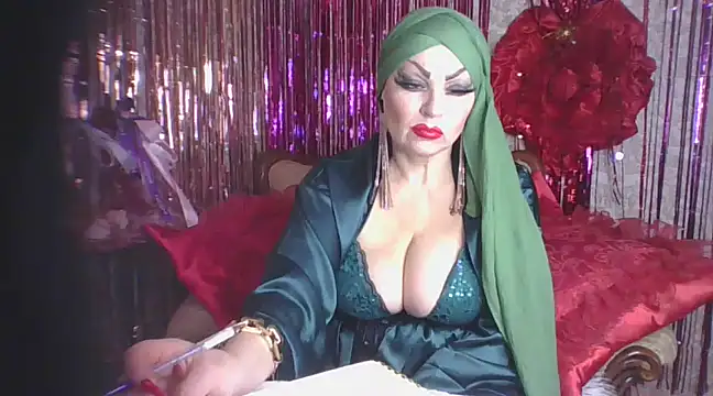Snapshot of Izabella_gold chatting on 03/18/25, 01:13 Izabella gold online show from 03/18/25, 01:13