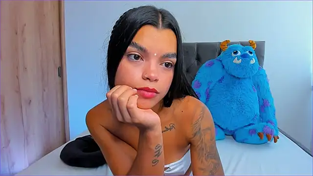 mia world  online show from 10/19/25, 05:48