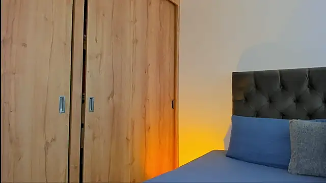 mia world  online show from 11/30/25, 07:25