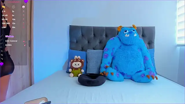 mia world  online show from 09/30/25, 04:35