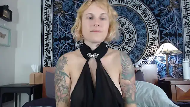 Snapshot of Cutikatxoxo chatting on 10/18/25, 01:40 Cutikatxoxo online show from 10/18/25, 01:40