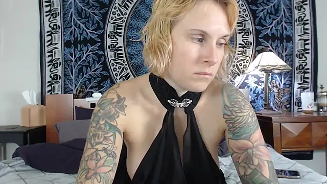 Snapshot of Cutikatxoxo chatting on 10/21/25, 01:38 Cutikatxoxo online show from 10/21/25, 01:38