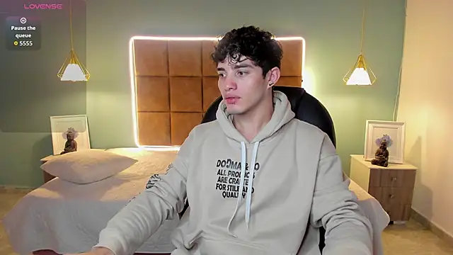 AlejooTwink online show from 11/17/25, 02:15