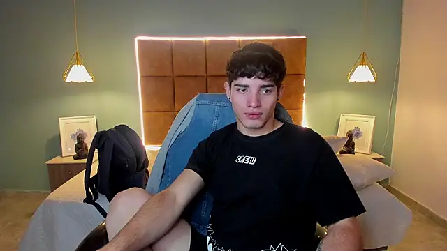 AlejooTwink online show from 10/08/25, 05:31