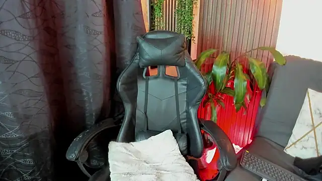 Layla 707 online show from 12/01/25, 11:49