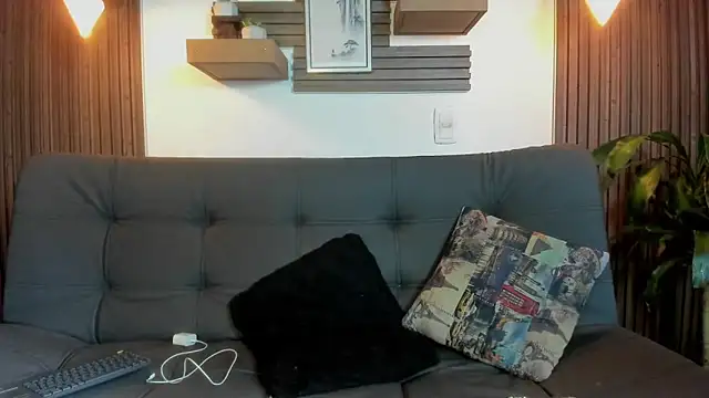 Layla 707 online show from 10/10/25, 10:21